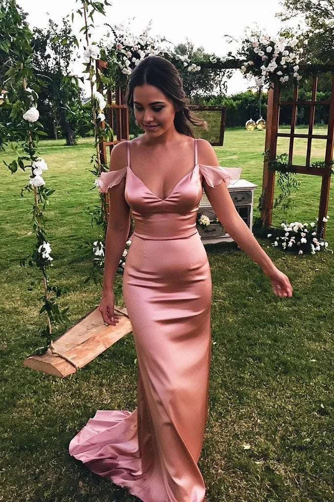 Vestidos de noche formales de sirena con hombros descubiertos y tirantes finos en color rosa.